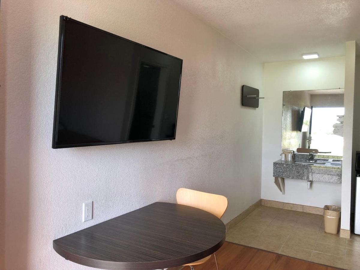 Motel 6-Clute, Tx Exterior photo
